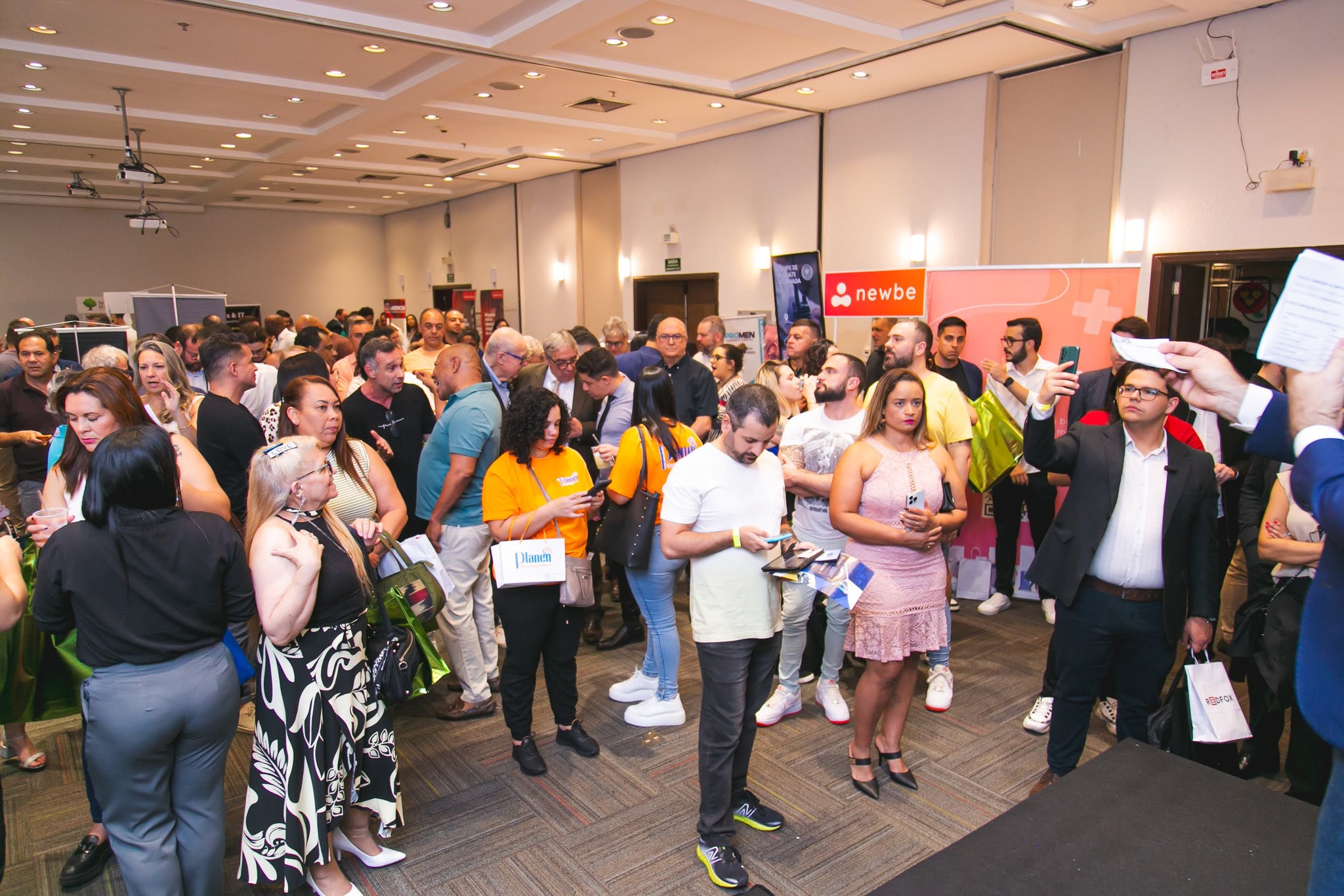 Participantes e expositores no salão do evento