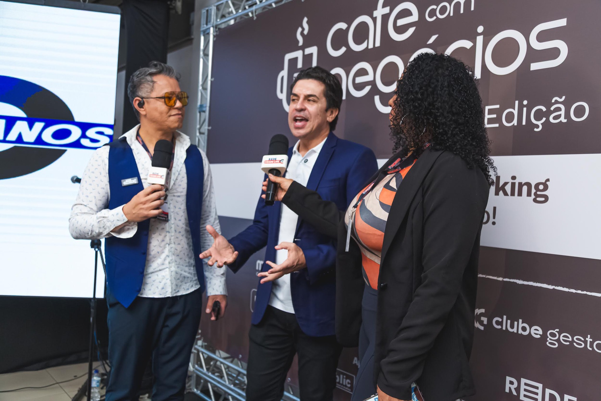 Silvio do X no palco do Café com Negócios